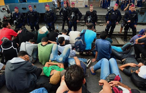 Hungría cierra la principal estación de tren de Budapest y deja varados a cientos de refugiados