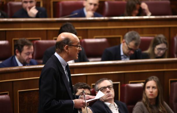El presidente de la comisión Fernández Díaz: De no haber trabajado "a trompicones", se habría aquilatado más el dictamen