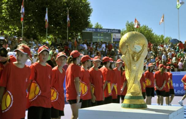 La Copa del Mundo de Fútbol pasará el día en Segovia junto a la Copa Davis
