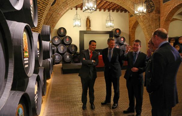 Castilla-La Mancha aboga por una relación "estable" entre sus bodegas y las destilerías de Jerez