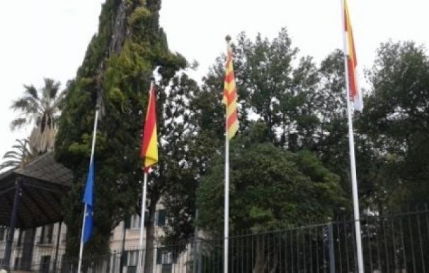 Sabadell y Castellar ondean la bandera europea a media asta por los refugiados