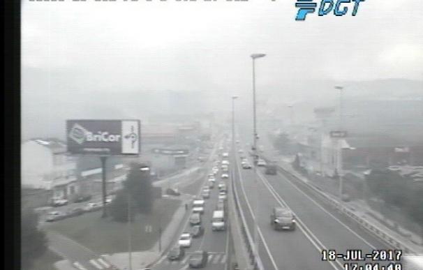 El humo del incendio forestal detrás del Marineda City provoca el corte de la Tercera Ronda en A Coruña