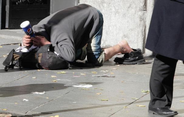 Hombre de unos 40 años y extranjero, perfil medio de los 'sin techo' en Madrid