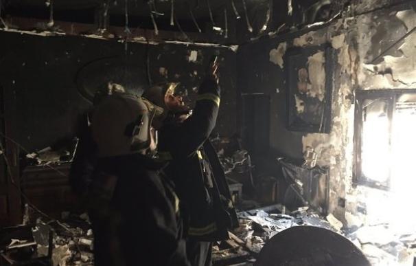 Los Bomberos extinguen el incendio sin heridos de una casa en Alcalá