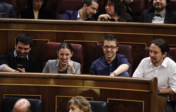 Iglesias, con diputados de Podemos en el Congreso de los Diputados.