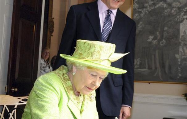 Isabel II y el Sinn Fein sellan la paz con un histórico apretón de manos