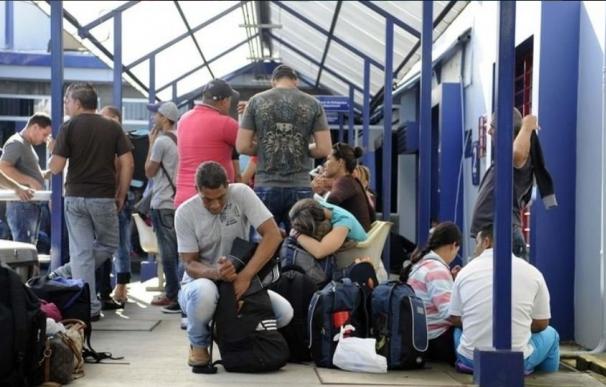 CEl último grupo de cubanos atrapados en la frontera de Costa Rica sale rumbo a México