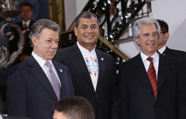 (L-R) Presidents Juan Manuel Santos of Colombia, R