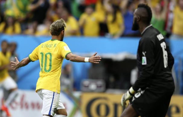 Neymar marca el centésimo gol del Mundial de Brasil