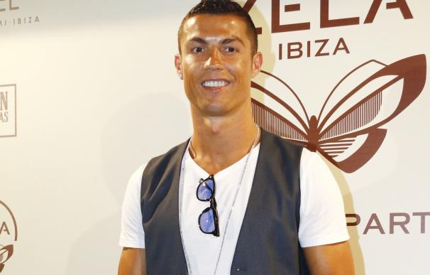 Cristiano Ronaldo apura sus vacaciones en Ibiza en la inauguración de Zela