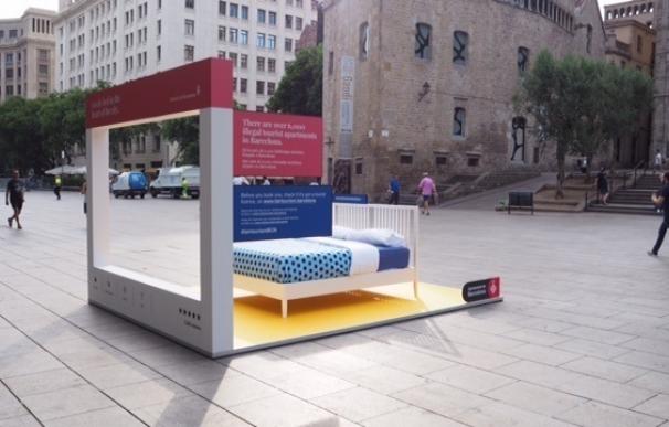 Barcelona impulsa una campaña por el turismo sostenible ubicando camas en la calle