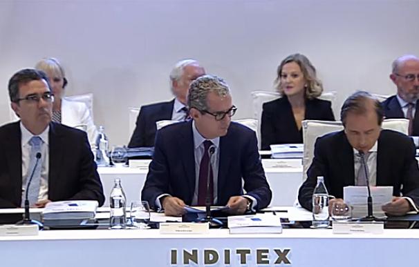 Junta de accionistas de Inditex, con Pablo Isla en el centro y Emilio Saracho, detrás a la derecha.