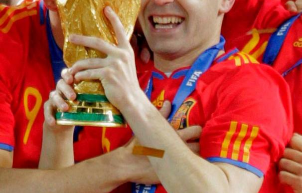Iniesta levanta el trofeo de campeón del Mundial 2010