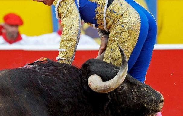 "El Juli" sufre un puntazo en el escroto por su segundo toro en Pamplona