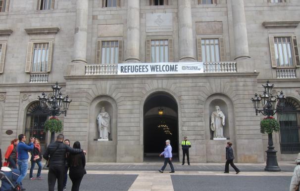 Barcelona cuelga un cartel de 'Refugees Welcome' en su fachada