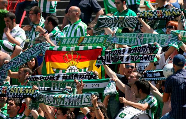 El Betis celebra su ascenso en el AVE camino de Sevilla