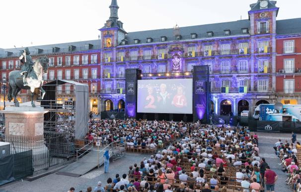 Casi 3.000 personas se reúnen en la Plaza Mayor para ver la retransmisión en tiempo real de 'Il trovatore'