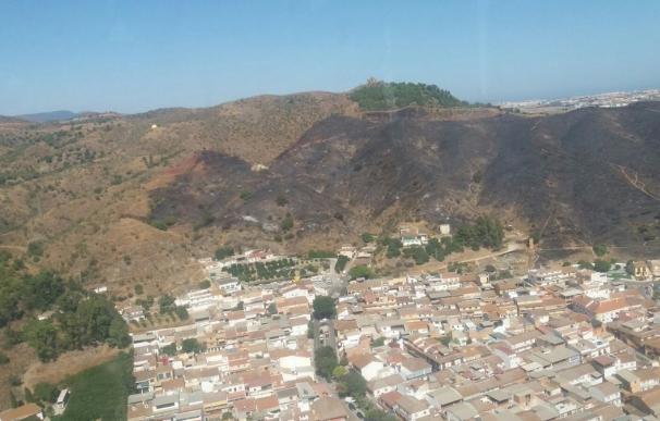 Continúa activo el incendio forestal en los Asperones en Málaga capital