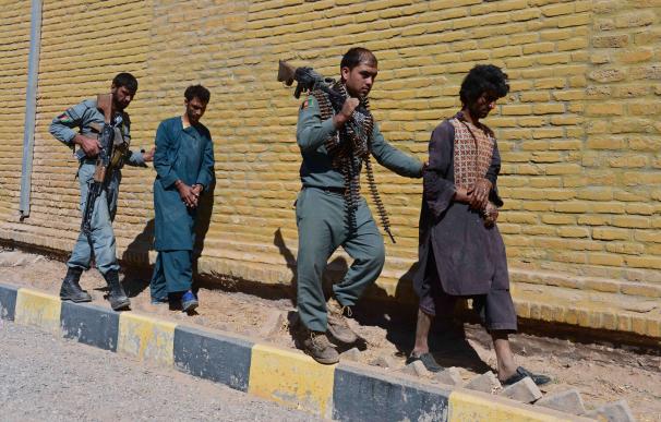 Un policía afgano traslada a un talibán detenido/AFP