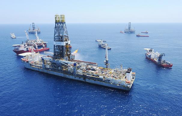 Fotografía cedida por la Guardia Costera estadounidense en la que se observan las operaciones en las que se trata de detener el vertido de petróleo que afecta a la Zona del Golfo de México.