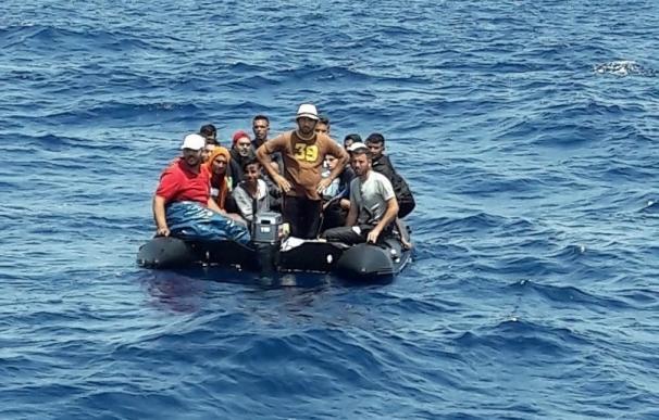 Trasladan a Almería a 34 personas, una menor, de la patera que se buscaba en el mar de Alborán