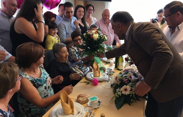 Una vecina de Oza-Cesuras (A Coruña) celebra sus cien años con familiares, amigos y el alcalde de la localidad
