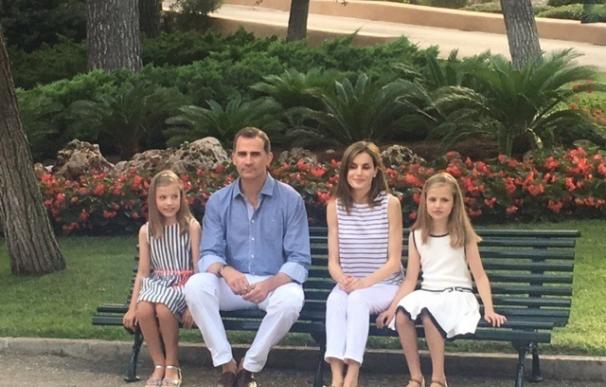 Los Reyes y sus hijas realizarán su tradicional posado ante la prensa el lunes en los jardines del Palacio de Marivent