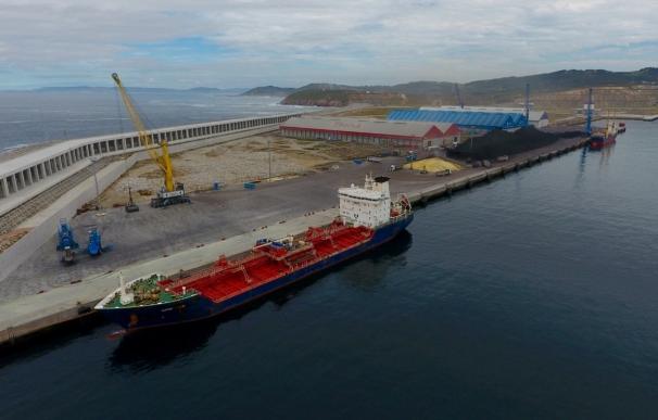 Un buque que transporta productos químicos atraca en Langosteira tras sufrir una avería frente a la costa gallega