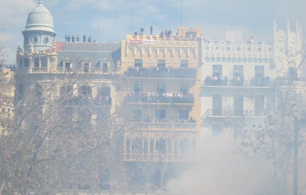 Una 'mascletà' "clásica" ensordece al público y hace temblar la Plaza del Ayuntamiento de Valencia