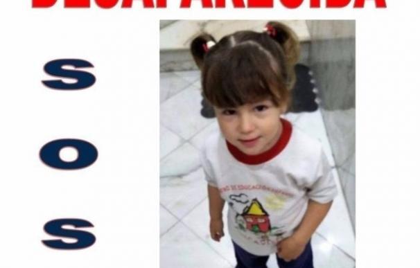 Buscan a una niña de tres años desaparecida en Pizarra de la terraza de un restaurante