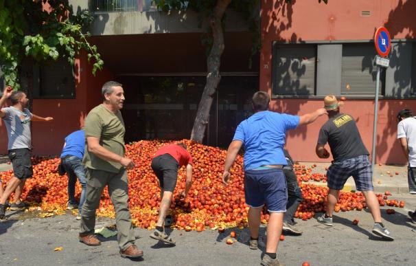 200 agricultores tiran fruta ante Lidl, Mercadona, Aldi y Carrefour y Agricultura en Lleida por los bajos precios