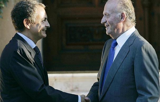 El presidente Zapatero y el Rey Don Juan Carlos, en una imagen de archivo.