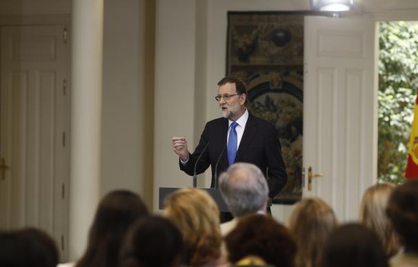 Rajoy avisa a Sánchez que es "más útil" pactar que "encastillarse" en el bloqueo y la "política escaparate"