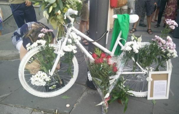 Decenas de personas homenajean a Juanjo, el ciclista de BiciMad que murió en calle Alcalá arrollado por un camión
