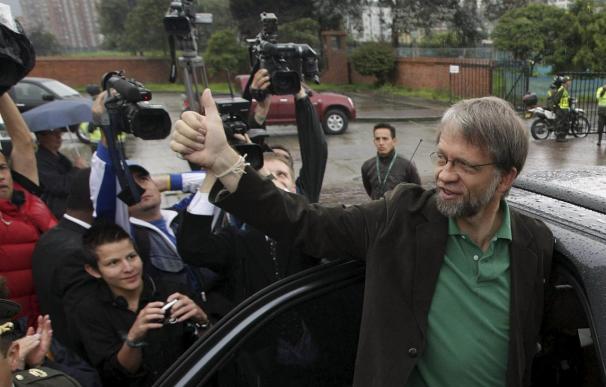Mockus felicita a Santos y dice que los verdes ya son una fuerza independiente