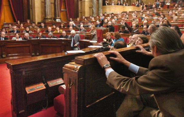El Parlament rinde homenaje al fallecido diputado de ICV Antoni Farrés