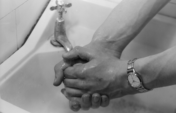 Si no se abusa de los antibióticos no deberíamos tener ningún problema, pero también es necesario cuidar la higiene. Un gesto tan fundamental y tan obvio como lavarse las manos puede ahorrarnos algún disgusto.