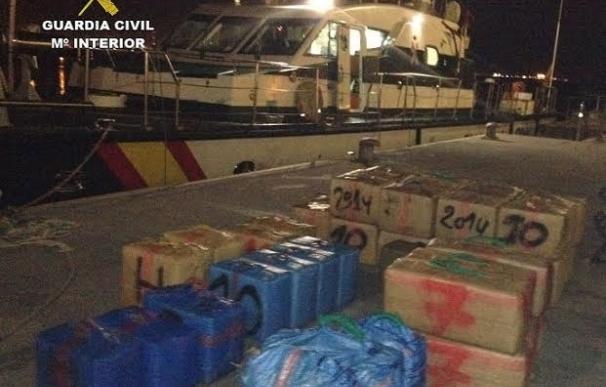 Dos detenidos en una embarcación que transportaba más de 1.500 kilos de hachís a seis millas de Punta