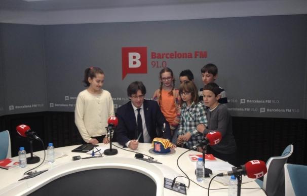 Puigdemont explica a alumnos que escucha blues, hace mousse de chocolate y sigue al Girona FC