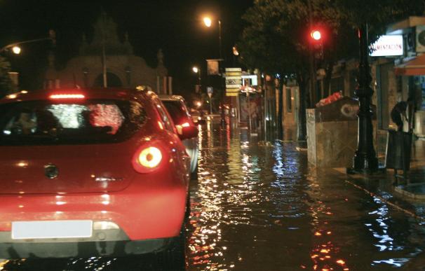 Una tromba de agua inunda las calles en Antequera y sorprende en plena feria