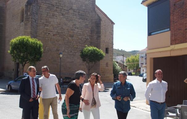 Gamarra acuerda con los vecinos de 'El Cortijo' peatonalizar el entorno de la iglesia del barrio