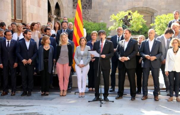 Puigdemont y todos los diputados de JxSí firman conjuntamente la ley del referéndum