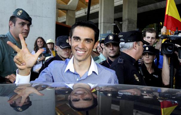 Multitudinario recibimiento a Contador, que ya piensa en su cuarto Tour