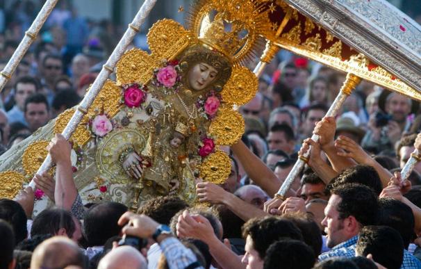 La Virgen del Rocío recorre la aldea despidiendo a las hermandades