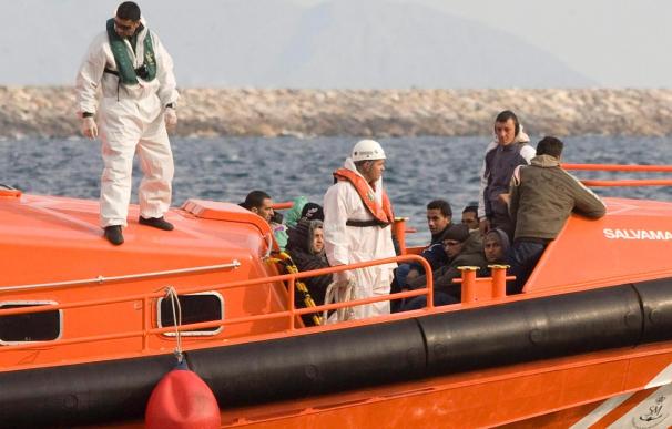 Rescatados 40 inmigrantes de una patera frente a las costas de Almería