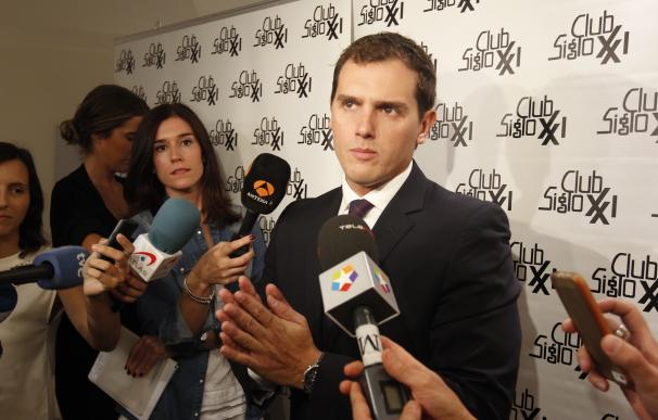 Rivera pide a Sánchez que no cometa con Cataluña los "errores" de Zapatero
