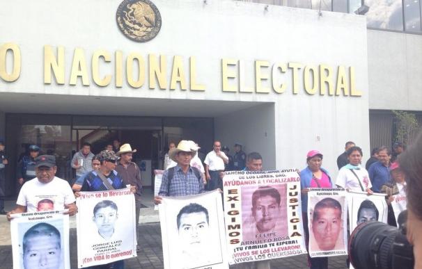 Padres de 'normalistas' se reúnen con el INE para oponerse a los comicios en Guerrero