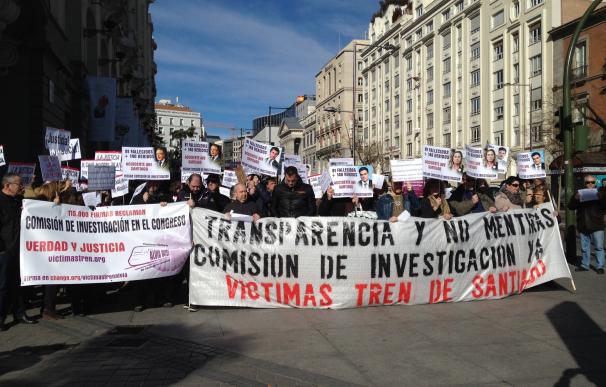 El PSOE se compromete con las víctimas de Angrois a pedir una comisión de investigación en el Congreso