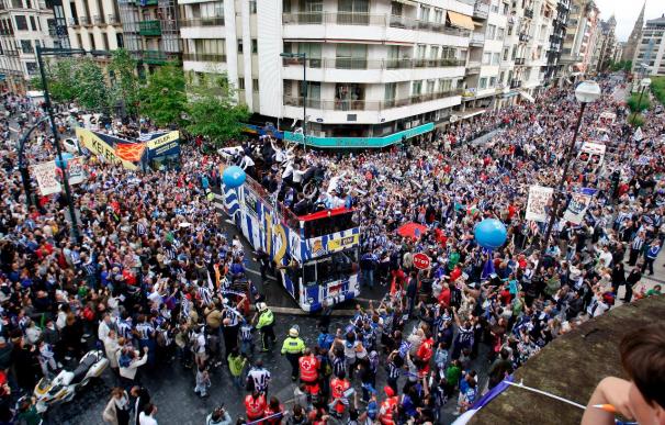 Miles de aficionados honran a los campeones y celebran el ascenso de la Real