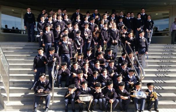 Una banda infantil pregona con música la Semana Santa entre niños ingresados en el Hospital Virgen del Rocío